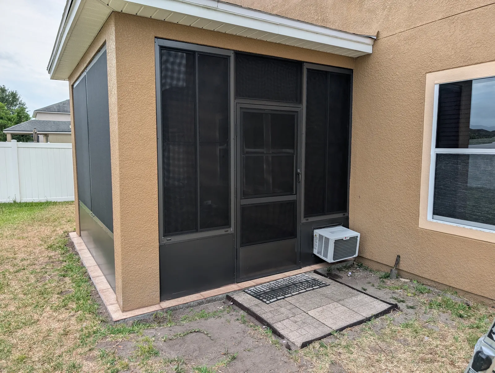 Aluminum patio cover over a backyard slab in Jacksonville, FL
